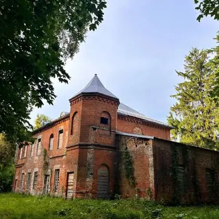 Под Брестом продают имение с башней-обсерваторией и вековым парком. Цена — около $4 500