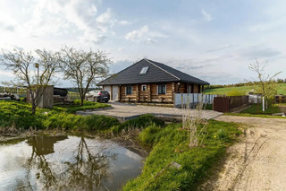Нашли дом с собственным прудом в 15 минутах от Минска. Как он выглядит и сколько стоит?