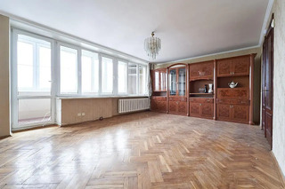 В Минске продают квартиру в доме, где жил Иван Мележ и Леонид Беда. Показываем, как она выглядит